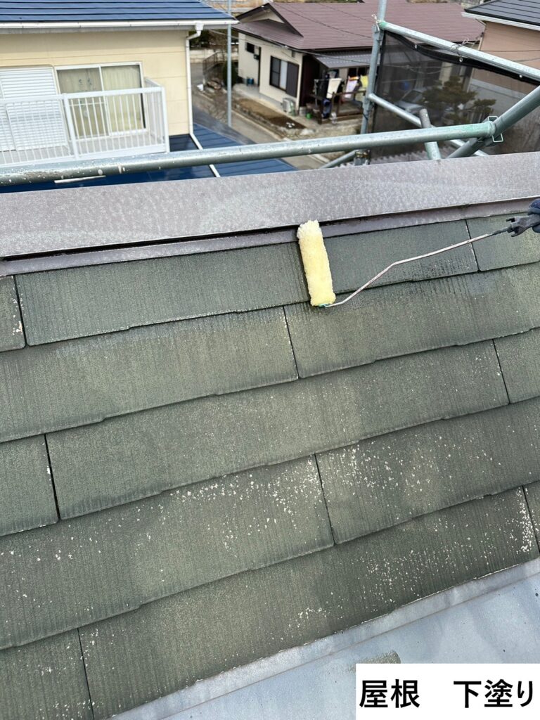 屋根の下塗りを行います。<br />
ファインパーフェクトベストは、独自技術によりシリコングレードを超える優れた耐候性を備え、 塗りたての美しさを長期間保つことができます。